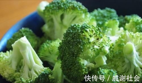 炒西兰花,直接下锅还是先焯水?饭店大厨教你一招,爽脆又入味