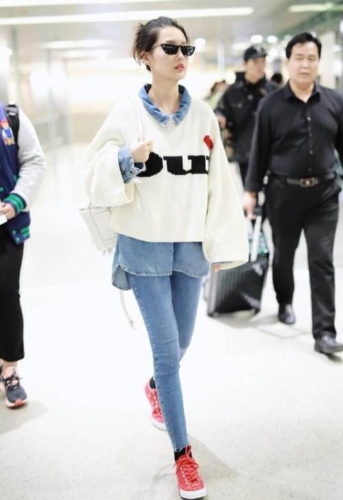 李沁|宽松毛衣，叠穿牛仔衬衫走机场，气质时尚又洋气！