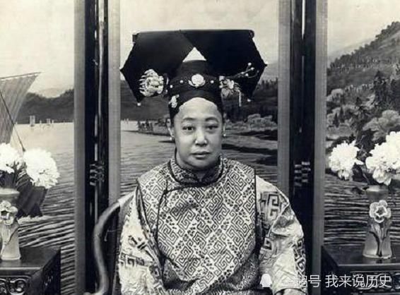 清朝|清朝时人们的坐姿，王爷威风凛凛，少爷放荡不羁