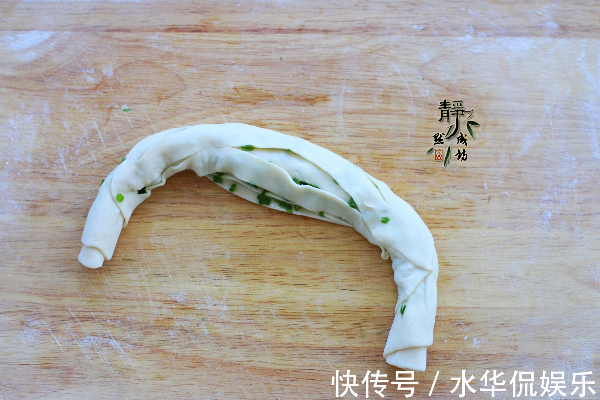 层次|葱油饼如此做,外脆里嫩层次多到数不清,边烙边吃,烙完也吃饱了