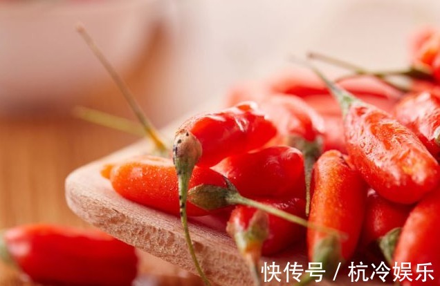 降血脂|晚上睡前吃几粒枸杞,连吃一周,4个好处不请自来,越吃越健康!