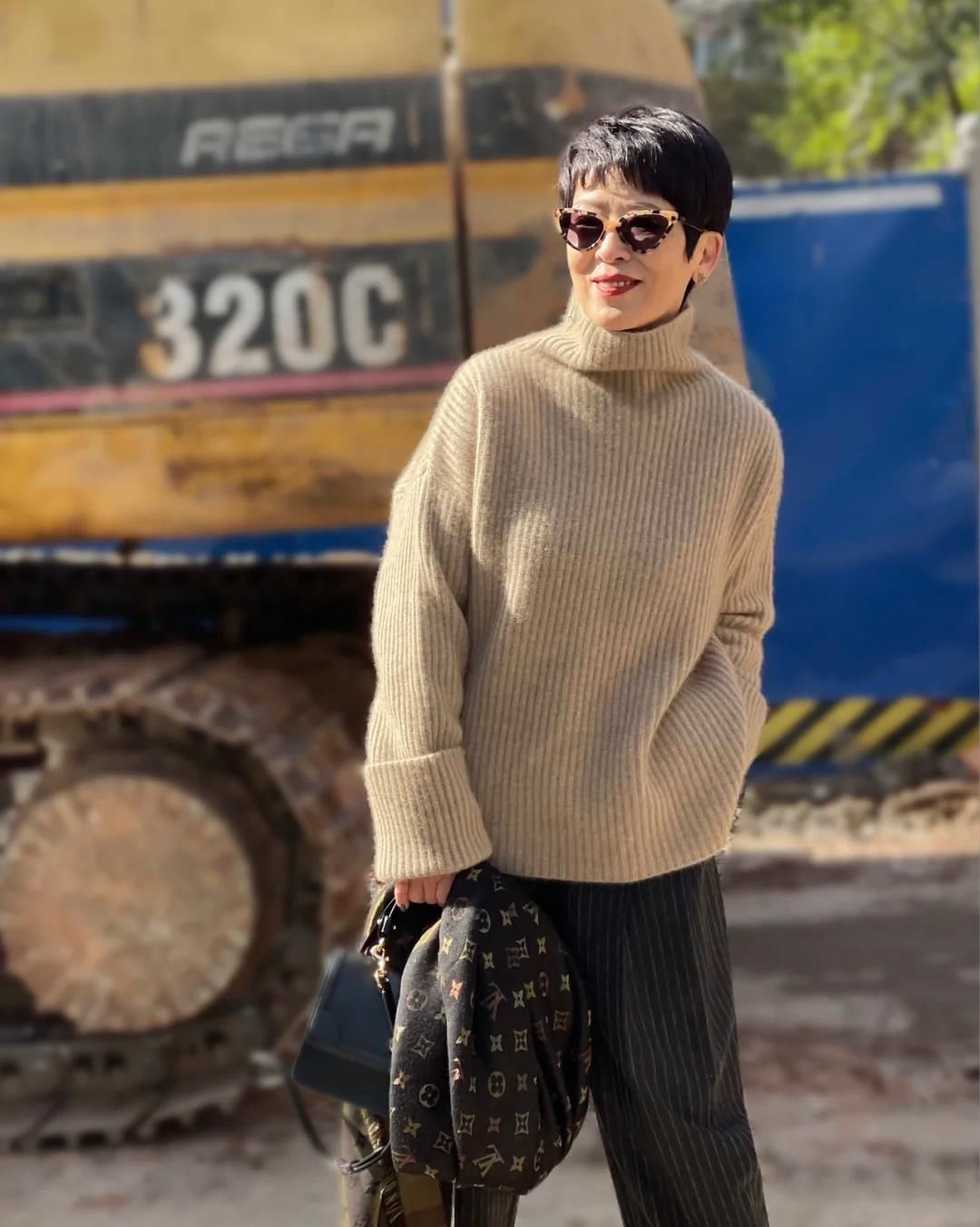 开春了，60多岁的女人怎么穿？九分裤和针织衫，时髦优雅有女人味