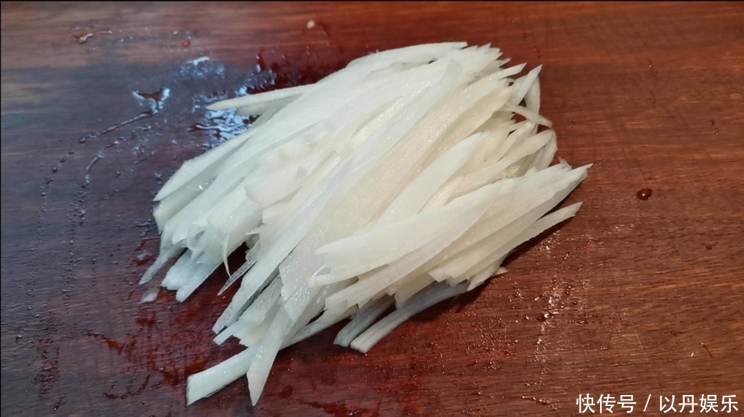 萝卜和鸡蛋的碰撞,居然有如此鲜美的味道,秋冬必备萝卜丝煎蛋汤