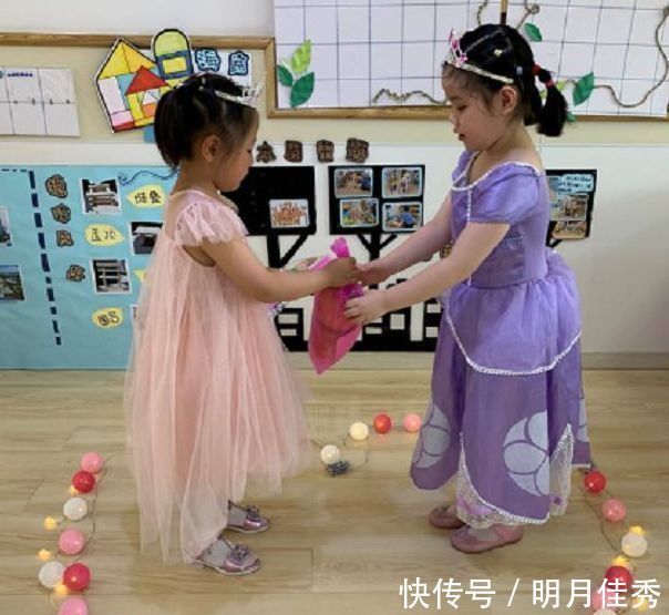 废纸|孩子幼儿园互换圣诞礼,近千元文具换回废纸人,查完价格家长傻眼