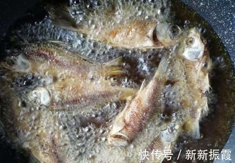 黄花鱼新吃法,煎一煎焖一焖,肉烂骨酥入味好吃,5元就能做一盘