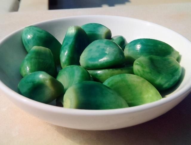 腌腊八蒜,别只会放醋,多加1个技巧,2天就变绿,香又脆还解腻