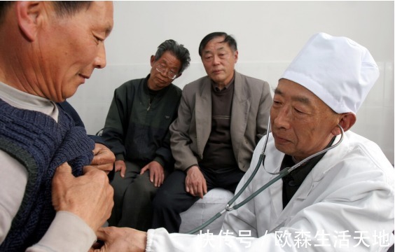 血管堵塞|65岁老人经常饮“1水”突发脑梗离世,医生:它是诱发脑梗的“导火线”