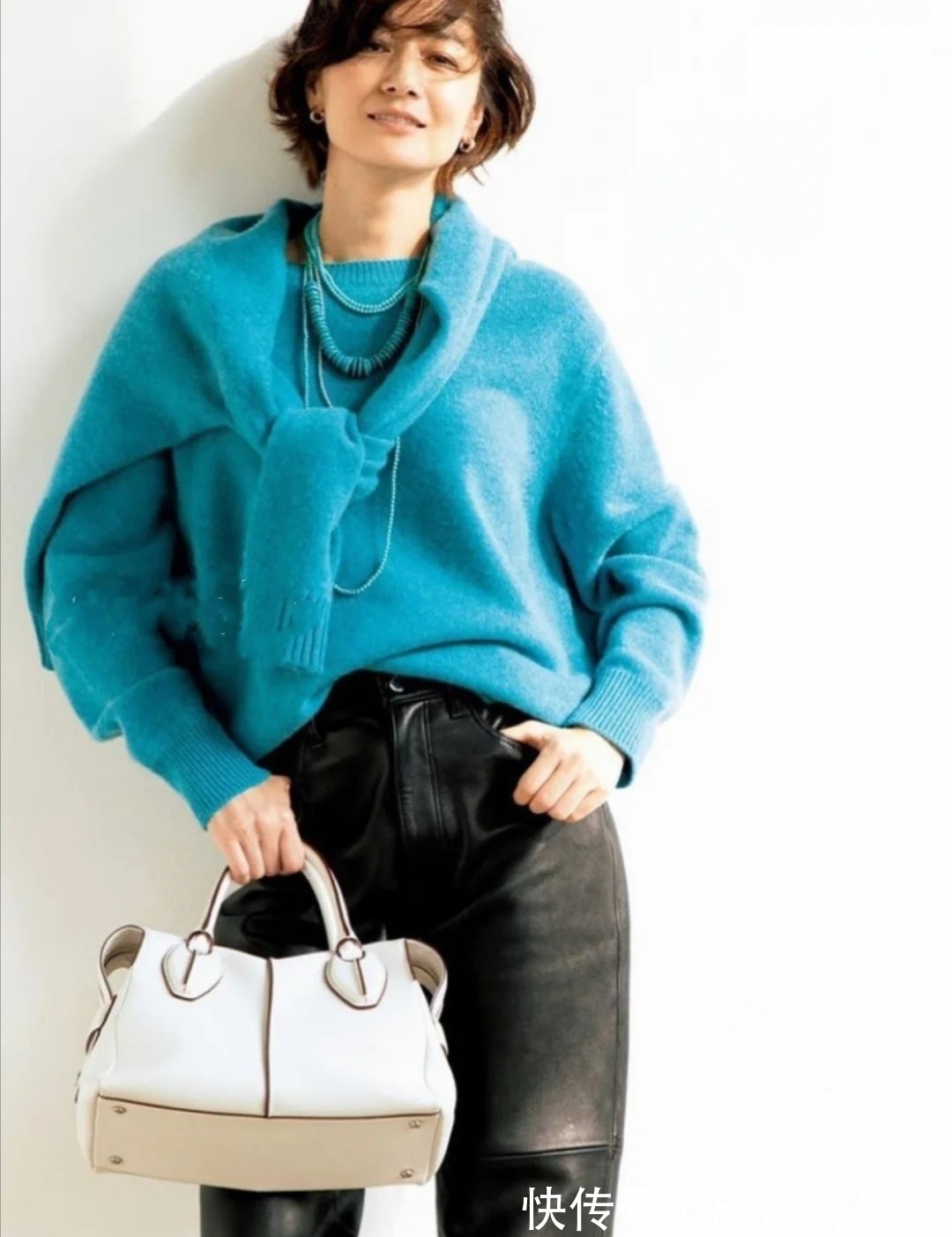 基础色 年过五十的女人,冬天这样穿简单高级显气质,时尚减龄又保暖