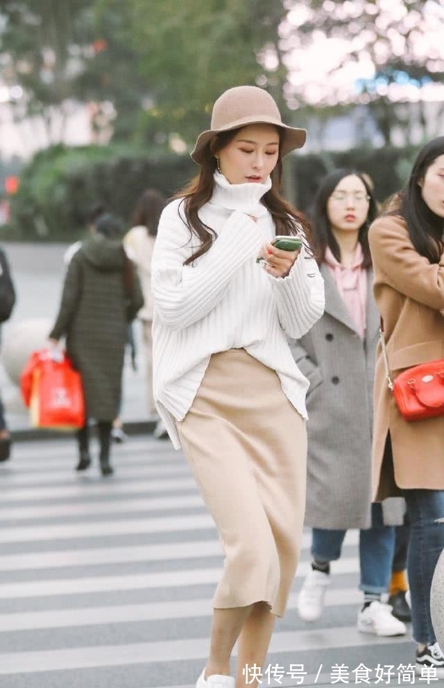 时尚靓丽 时尚靓丽的裙子搭配简洁大气,清爽大方更具青春的活力感