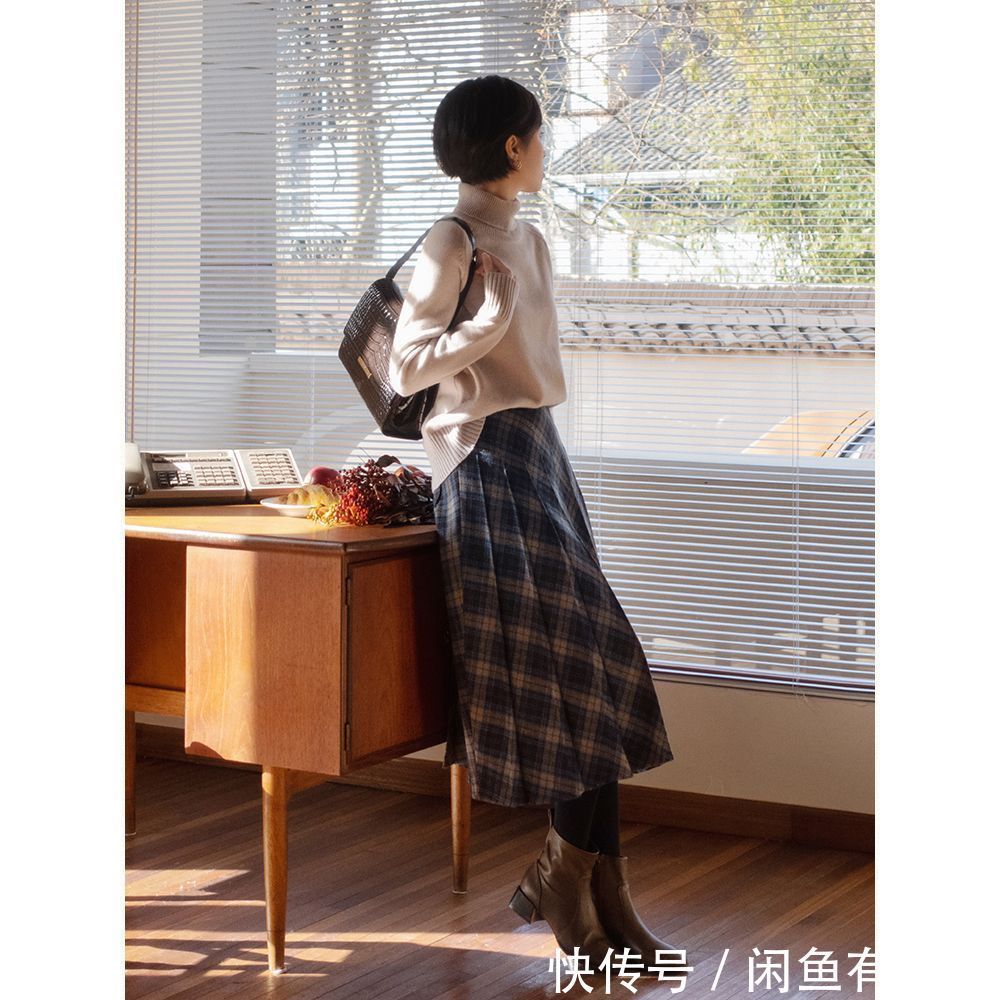 复古感 今年冬天火了一种穿法:叫“半裙+低跟靴”,优雅减龄,谁穿谁美