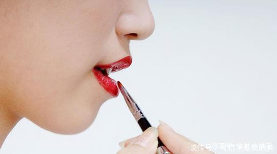 女生涂口红时,千万别有这4个“习惯”,不然再贵口红都掉色沾杯