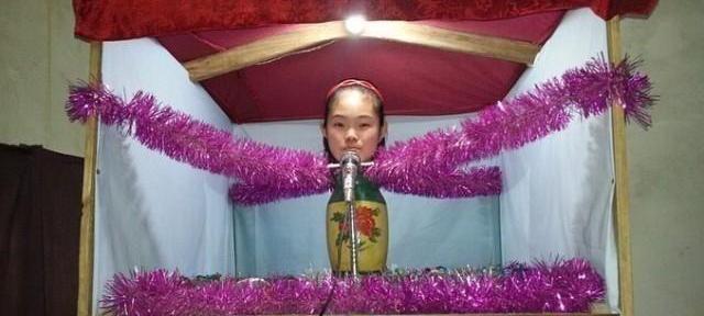 杂技!童年记忆:90年代没有四肢的“花瓶姑娘”,是如何欺骗小孩的?