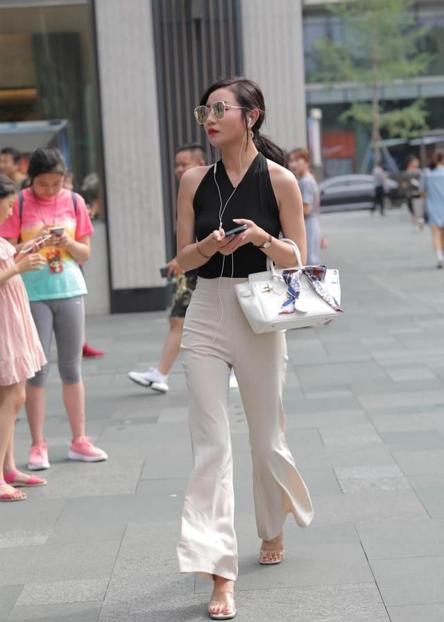 戴墨镜的时尚美女，黑色吊带搭配阔腿裤，简简单单穿出高级感