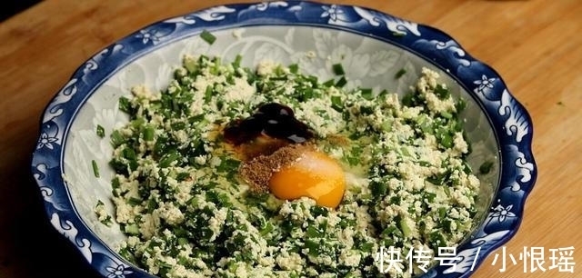 小董|豆腐最简单的家常早餐的做法,不揉面不和面,出锅比吃肉还香