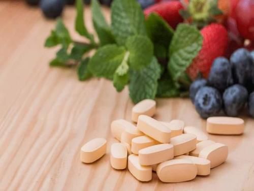 维生素|如何正确服用维生素C、B12、B2和叶酸?是餐前服用还是餐后服用好