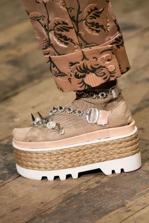 草编包 完爆小白鞋!这双神仙凉鞋跪求你买,巨显腿长