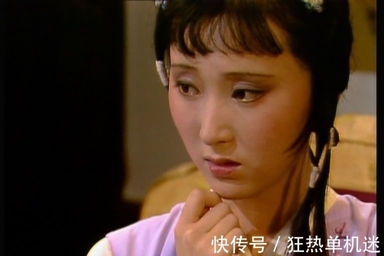 林黛玉#宝玉扔了黛玉的荷包,说出7个字后,林黛玉当场摔了手里的剪刀