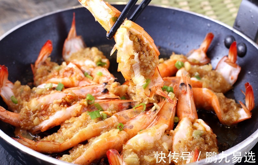一份蒜蓉开背虾，让虾变得更美味，一招教你做蒜蓉！从此吃遍美食