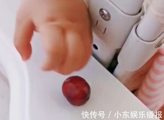 宝妈|妈妈给宝宝“精准”投食,没想到宝宝的反应萌翻众人,网友:可爱