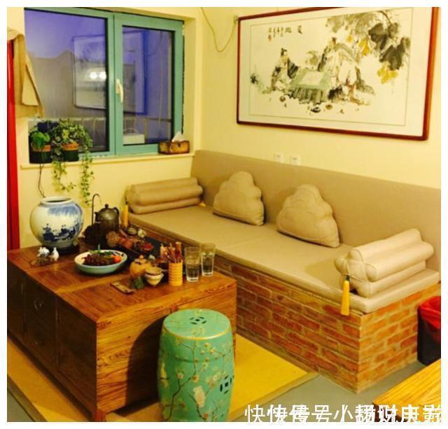 沙发|新房交由婆婆装，不买沙发用“砖”砌，孔雀山水画，让我哭笑不得