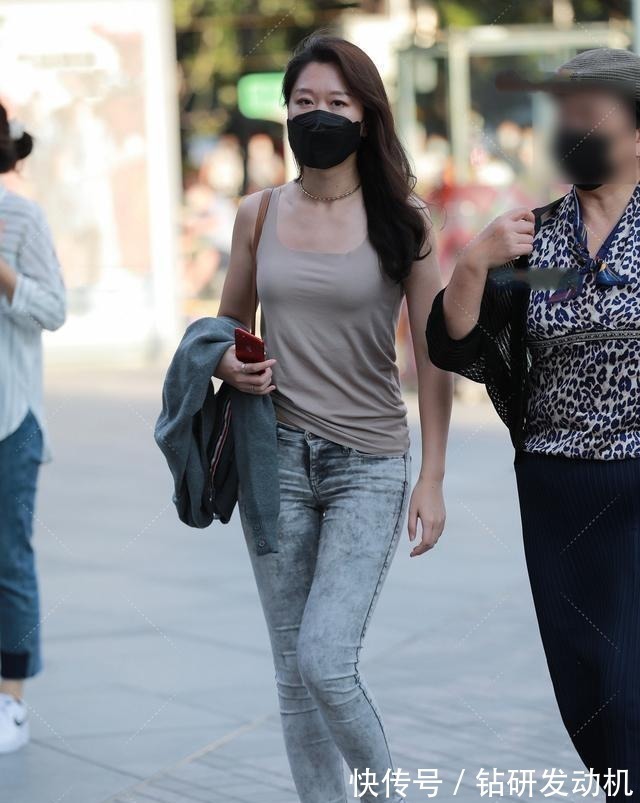 高跟鞋 “烂大街”的瑜伽裤,很简单素雅的搭配,凸显皮肤白皙大气沉稳