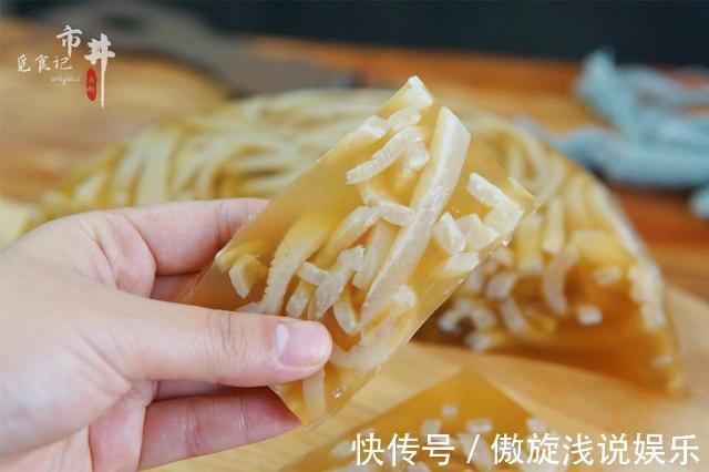 猪皮冻|做猪皮冻，记住“1揉1刮2泡”，皮冻透亮弹牙，味道正成功率高