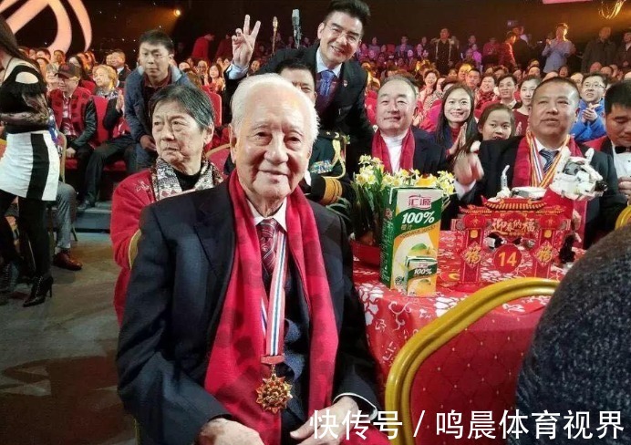不對(duì)外售票的春晚，為何每次都“座無虛席”？上面坐的都是誰呢？