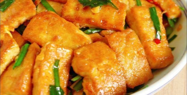 老公|豆腐里打2个鸡蛋，简单一炒，老公孩子最喜欢，每次上桌都吃光光