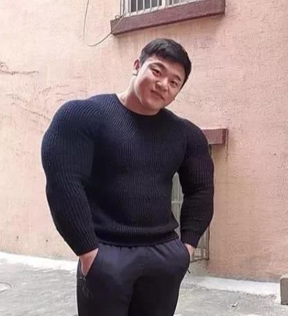 训练|肌肉男只爱练上半身,220斤体重比例很失常,训练不要顾此失彼