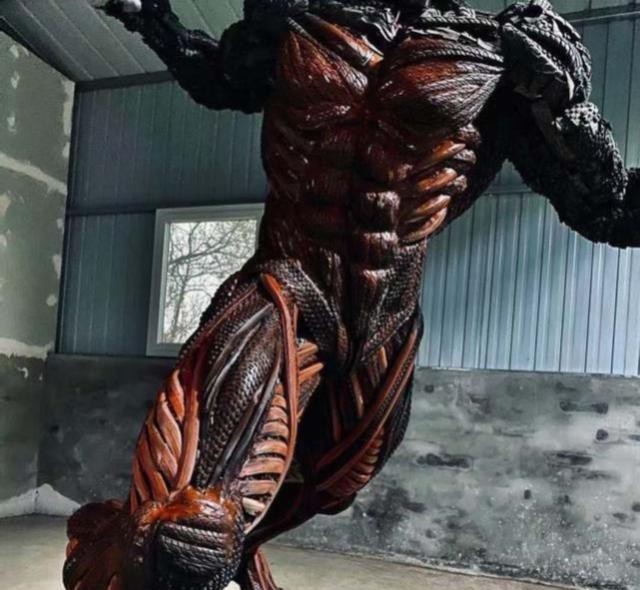 炫酷|UP主用轮胎制作始祖巨人,肌肉纹路炫酷,还不忘安利巨人最终季