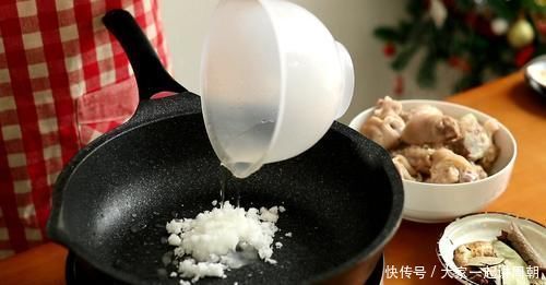 入味|炖猪蹄怎样能上色，只要加了这“三样”，猪蹄红润脱骨，软烂入味
