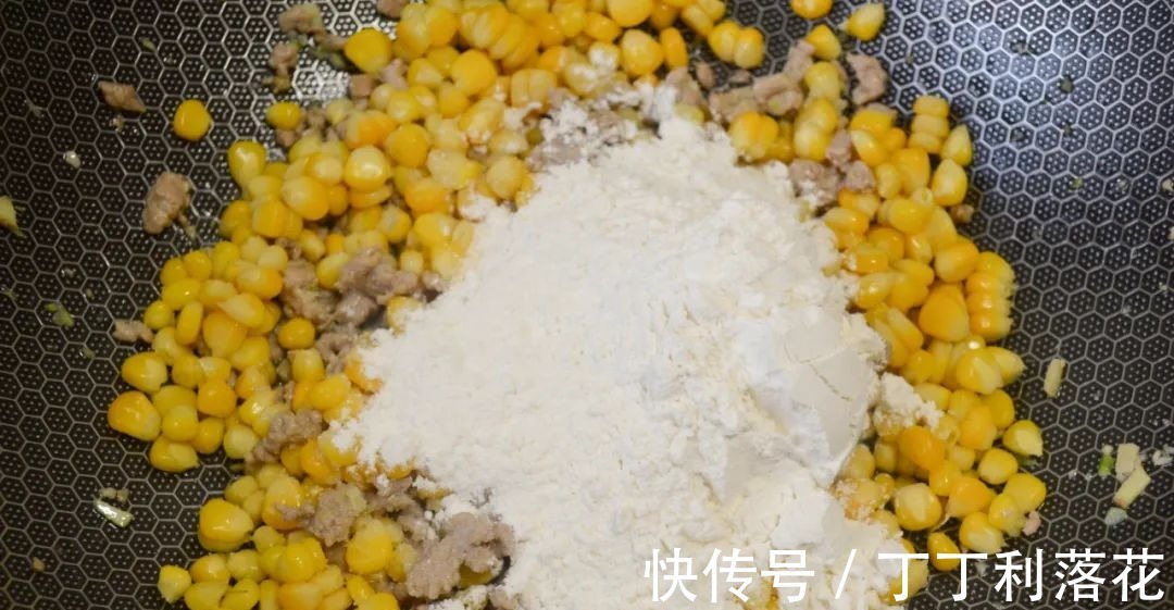 跟着我一起|玉米早餐饼简单的新做法，饱腹抗饿好吃不发胖，减脂塑身就吃！