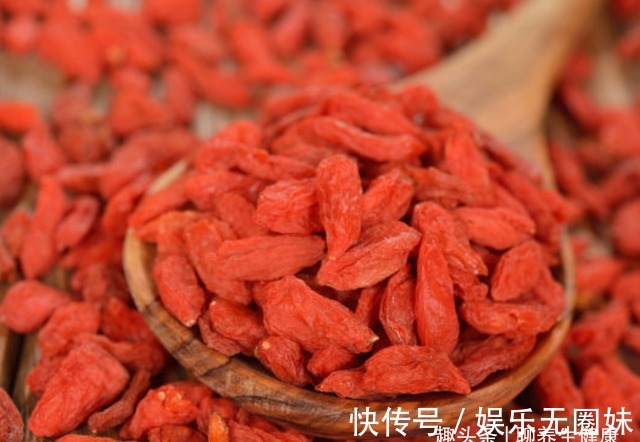 睡眠质量|每天临睡前，坚持吃5粒枸杞，一段时间后，身体会收获4大好处！
