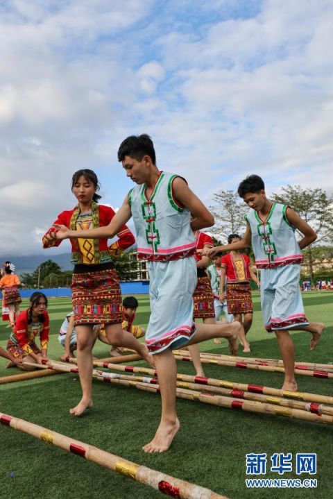 学生在保亭中学校园|海南保亭：校园欢跳竹竿舞