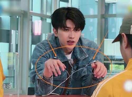 《奔跑吧9》回归,蔡徐坤被电击表情管理到位,钻被窝速度才叫绝