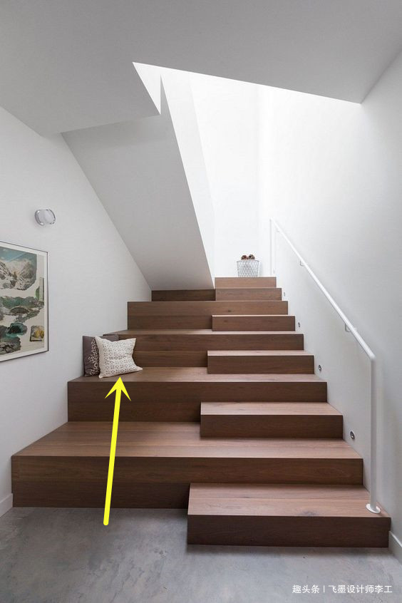 楼梯|好好的楼梯下方空间，朋友却故意做踏步延伸全堵住！没想到挺实用