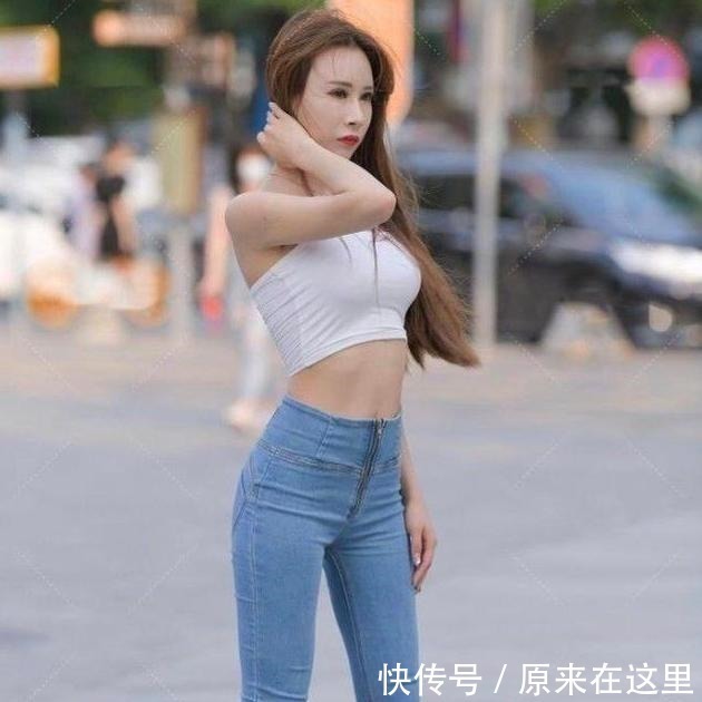 高跟鞋 束腰贴身的打底裤,大方得体的搭配风格也耐看,非常惬意!