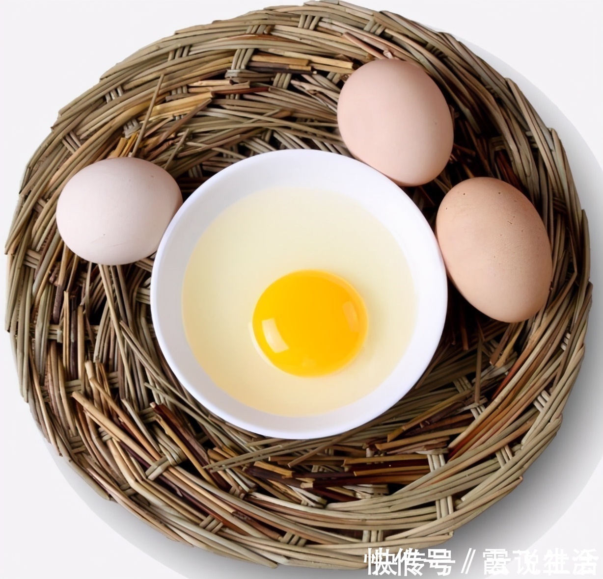 蛋黄|狗狗吃“鸡蛋”好处多,但怎么吃要注意,小心吃出问题