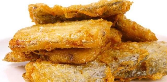 煎带鱼，挂面糊还是裹淀粉？厨师说漏嘴：都不对，这才是正确做法