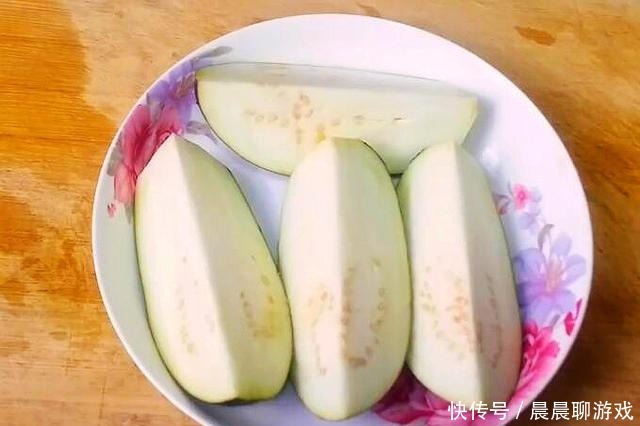 炒茄子,直接放油就错了,多加一步,茄子鲜香不油腻!