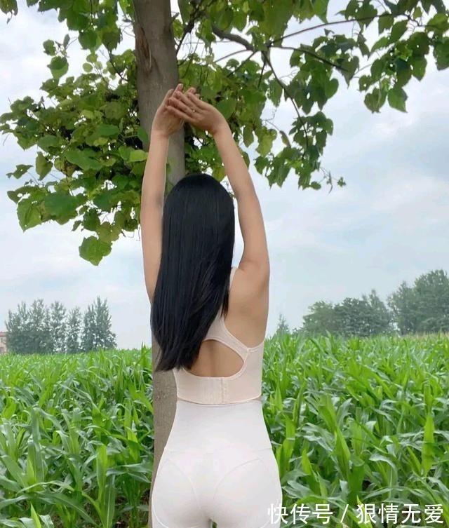 瑜伽裤 运动穿搭潮流趋势,瑜伽裤秀出曲线,出门上街时尚简单!