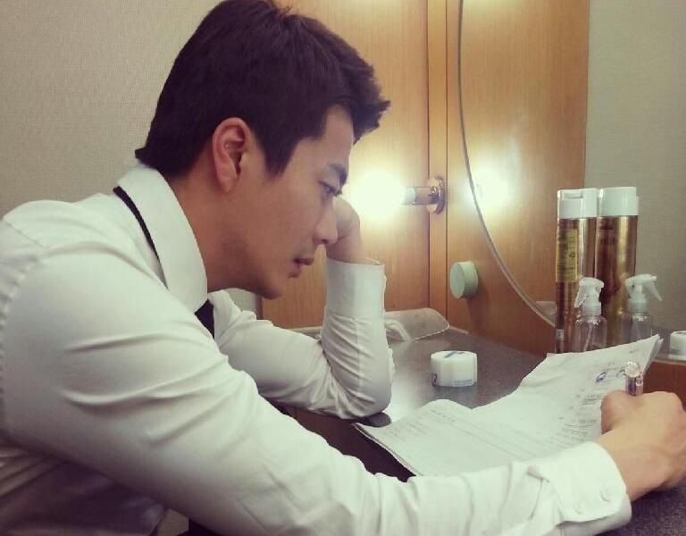 杨颖 杨颖黄晓明强势喊话,李菲儿概不回应,背后是一场精心设计的盛宴