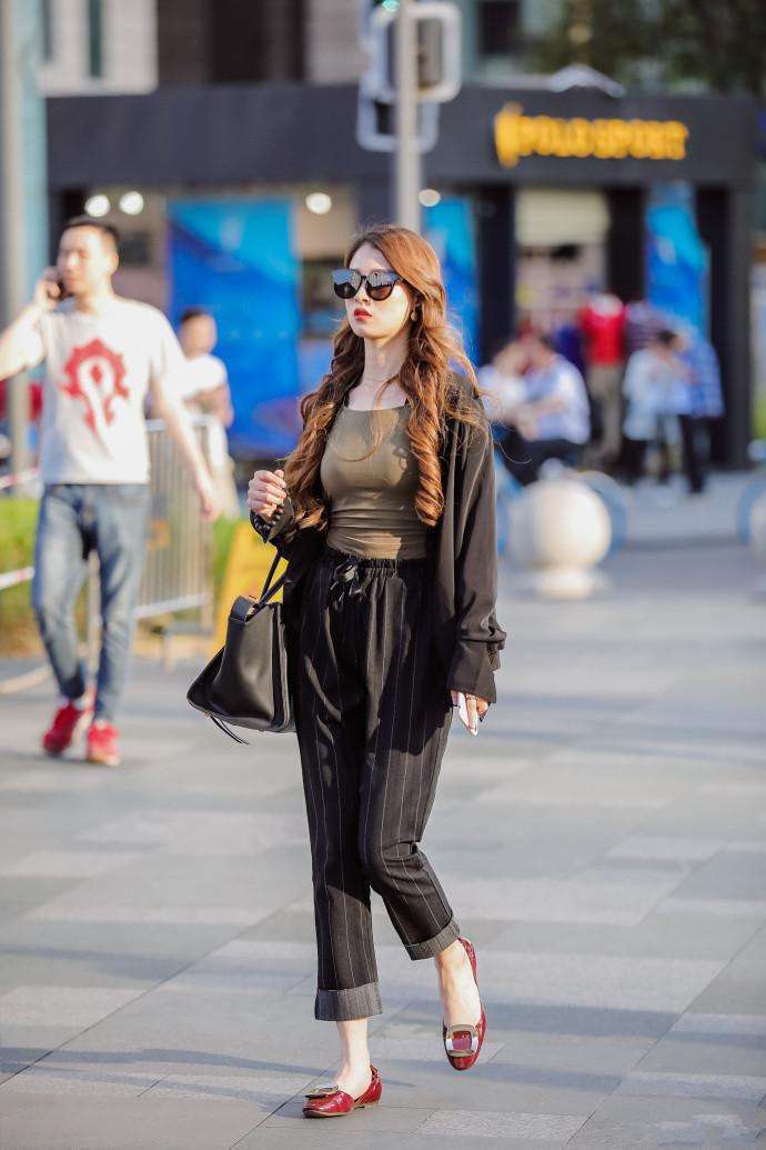 街拍：走路很有气质的妹子，身材凹凸美丽动人很有时尚感！