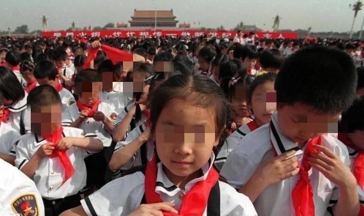 孩子|女儿因忘戴红领巾被罚停课,妈妈找老师理论,却被老师移出家长群