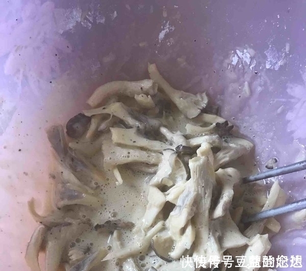 炸蘑菇时，直接用面粉或淀粉就下锅炸了？错！大厨教你正确做法