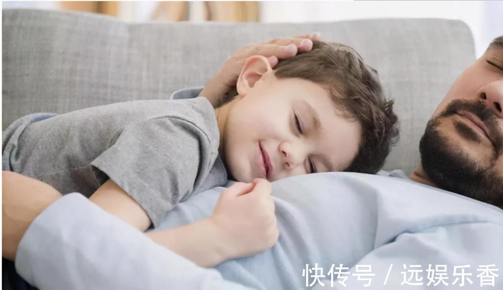 骨骺线|兄弟俩一个天天吃钙片,一个天天喝牛奶,5年后成最萌身高差