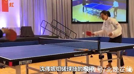 球技|刘国梁穿西装与美乒协主席切磋球技：十分绅士！总是主动让球