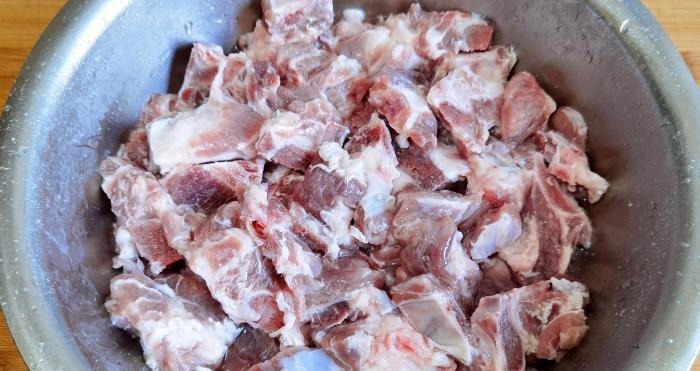 炖排骨，切记不要先焯水，牢记这两点，排骨软烂入味，汤浓无腥味