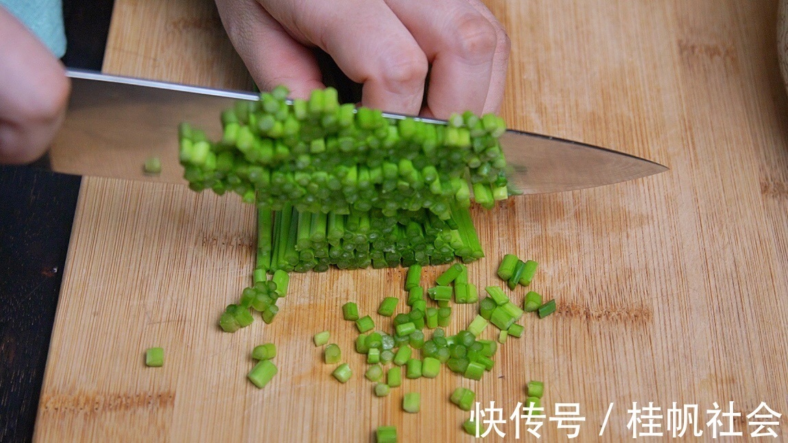 可口|韭菜梗鸡蛋饼,美味可口,简单好做