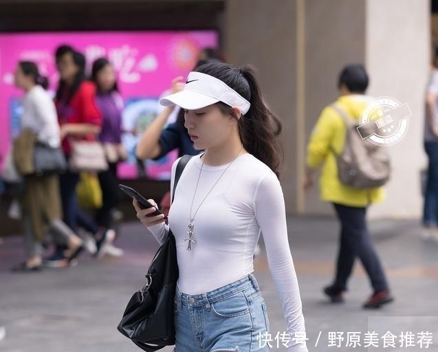 清新|街拍性感美女穿搭得体,清新靓丽,走在街头真是一道风景线
